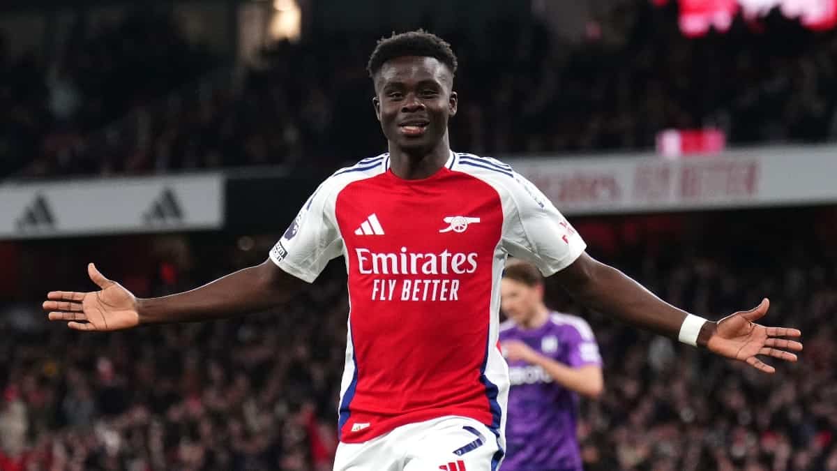 Bukayo Saka to miss weeks rather than months with knee injury